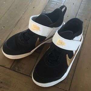 Boys Nike basketball shoes size 1.5 (little boys)